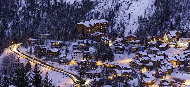 Grand village enneigé entouré de montagnes